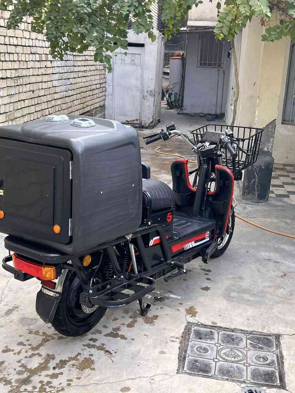 دراجة شحن للبيع
بحاجة الى تبديل بطاريات🔋🔋
دراجة هيكلها كلش قوي 
عبارة عن حديد 
سرعة ٥٠
وياها صندوك دليفري أضافي
السعر 950,000
للأستفسار
***********
