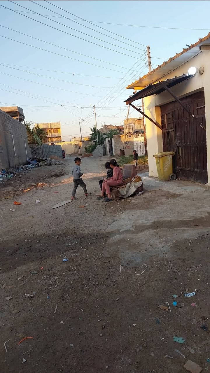 السلام عليكم بيت 200متر  منطقه بوب الشام قريب عل قوس بشارع المدارس بناء جديد العكاده غرفتين نوم مطبخ بارد و مطبخ حراري حمام داخلي حمام وتواليت بره وبي محل جبير سعره 45 وبي مجال رقم الهاتف***********
