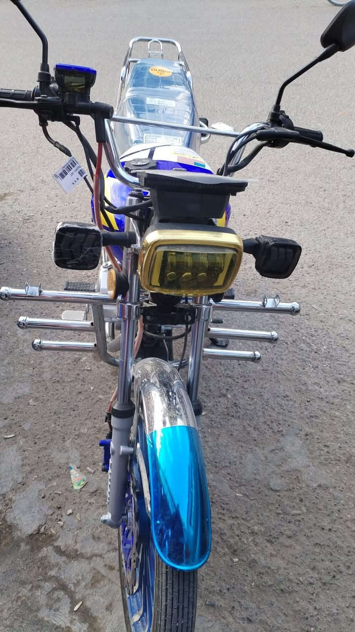 للبيع ماطور  (ايراني ) G150 معدل ونظيف 🔥
ماطور G150 بتعديل أنيق وجاهز للركوب:

• ألوان جذابة: أزرق وأصفر بتصميم ملفت على التانكي والجوانب.
• سبايك ألمنيوم أزرق وفضي مع ديسك أمامي “Pakhan” قوي وثابت.
• محرك نظيف جداً، شغال بدون مشاكل.
• كرسي مغلف جديد، الماطور شبه جديد.
• شوكات مزدوجة خلفية لثبات إضافي.
• رف كروم خلفي لتحميل الأغراض أو صندوق.

📍 الموقع: الانبار -الرمادي -التاميم
📞 للجادين في الشراء فقط، التواصل على الخاص أو الرقم:
              [***********]
