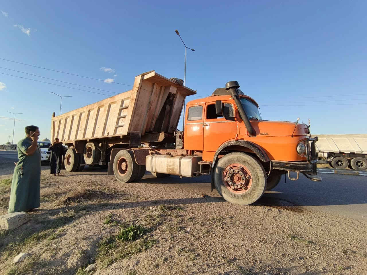 للبيع تريله تك موديل 81 رقم واسط تحويل ثاني يوم تخم تاير عربانه 28متر مكان السياره جزيرة الخالديه البوبالي رقم ***********
