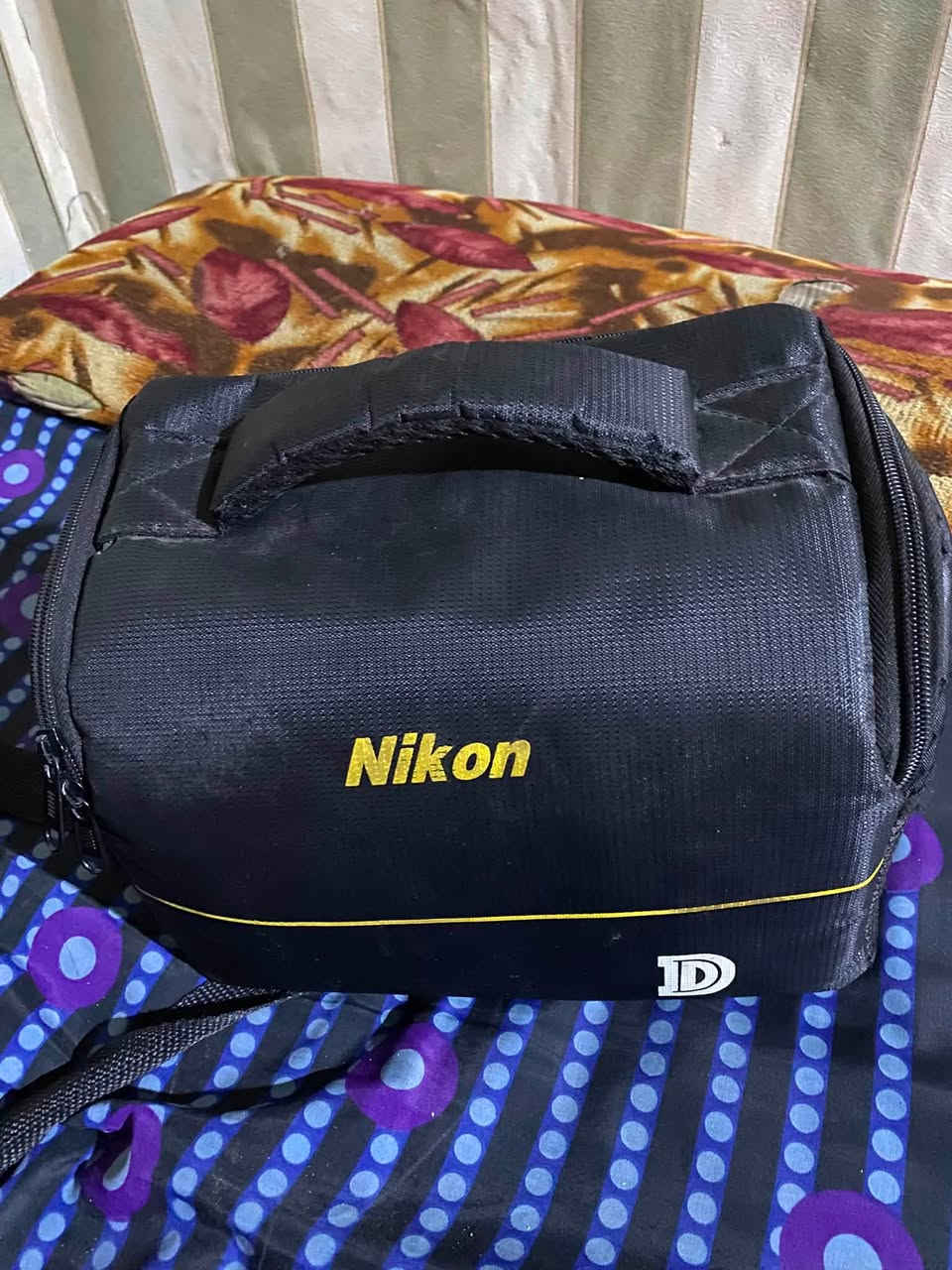 كاميره نيكون D3100 كامره راقيه تخبل تصويرها حلو عدستها رياضيه السعر 350وبيها مجال الستفسار ***********
