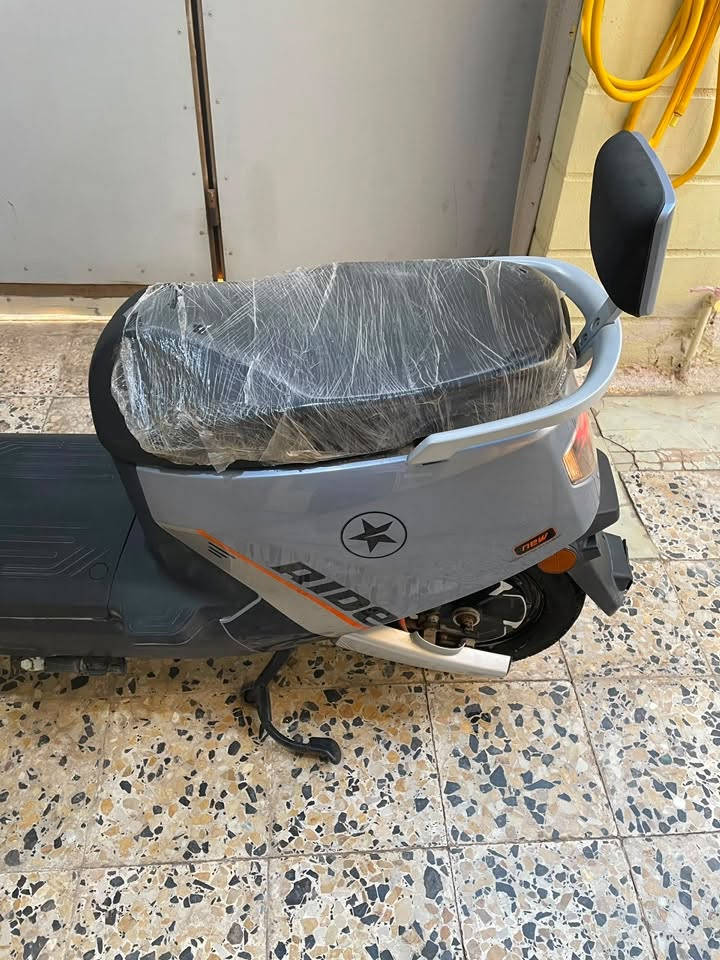 السلام عليكم 
دراجة شحن للبيع بعدها جديدة استخدام قليل جداً
سرعته (85 كم ) كما موضح بالصورة 
دبل امامي خلفي
6 بطاريات جدد
تشغيل عن بعد انذار سرقه
قفل ستيرن
منفذ يواس بي
نضام R بگ
لايت عالي ناصي
اشاير بالمري
و بعد مواصفات هواية بيها
الأتصال على الرقم ***********
