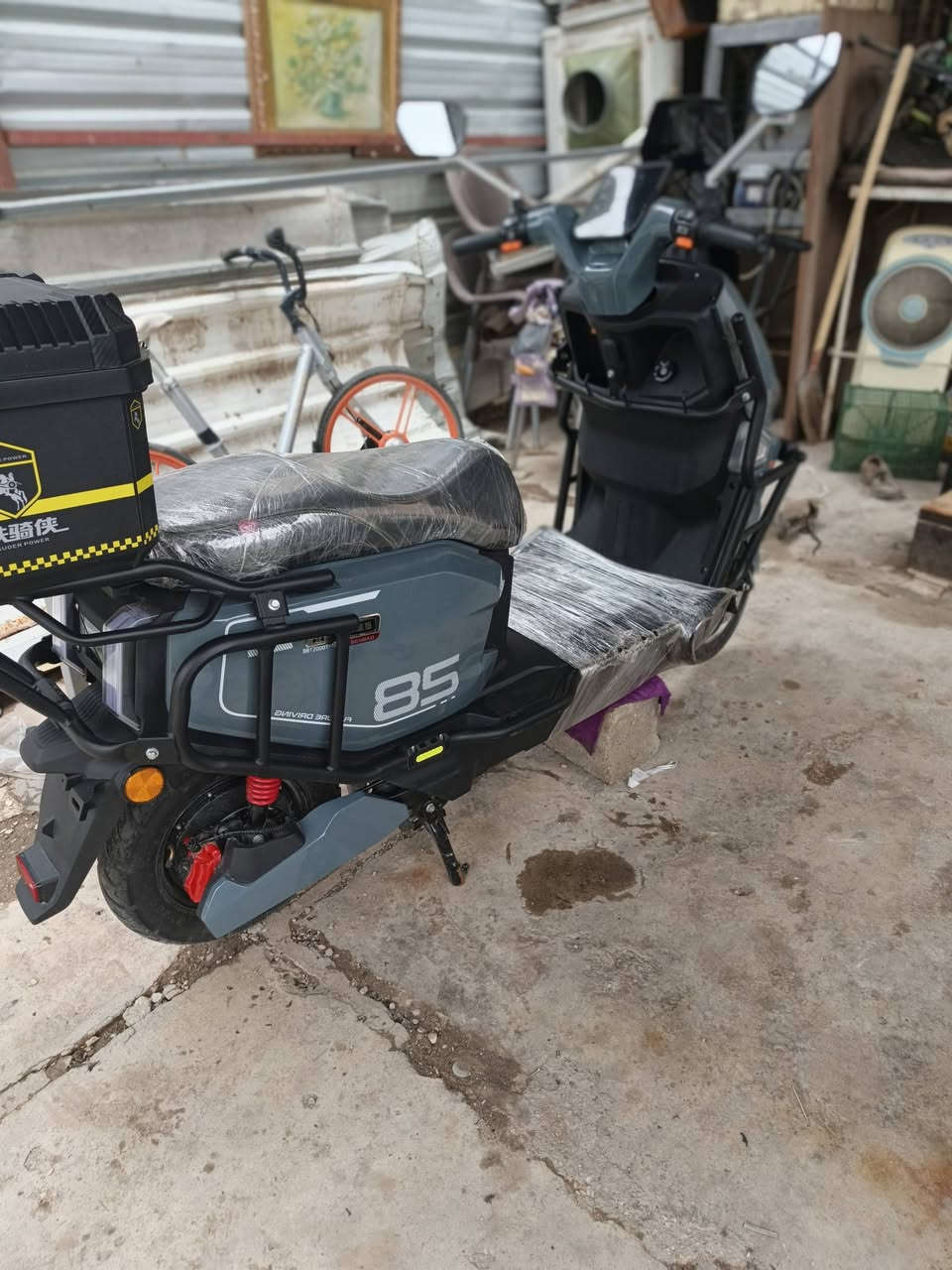 السلام عليكم للبيع دراجه شحن نوع الصاعقه أربع سرع مكفولة من كل شي استخدام قليل 
بطاريات ٦ مسطرة ع الوضع الشركه صار ٢٠ يوم من أخذتها الوصل موجود 
الشراي يتصل مكاني البياع 
***********
