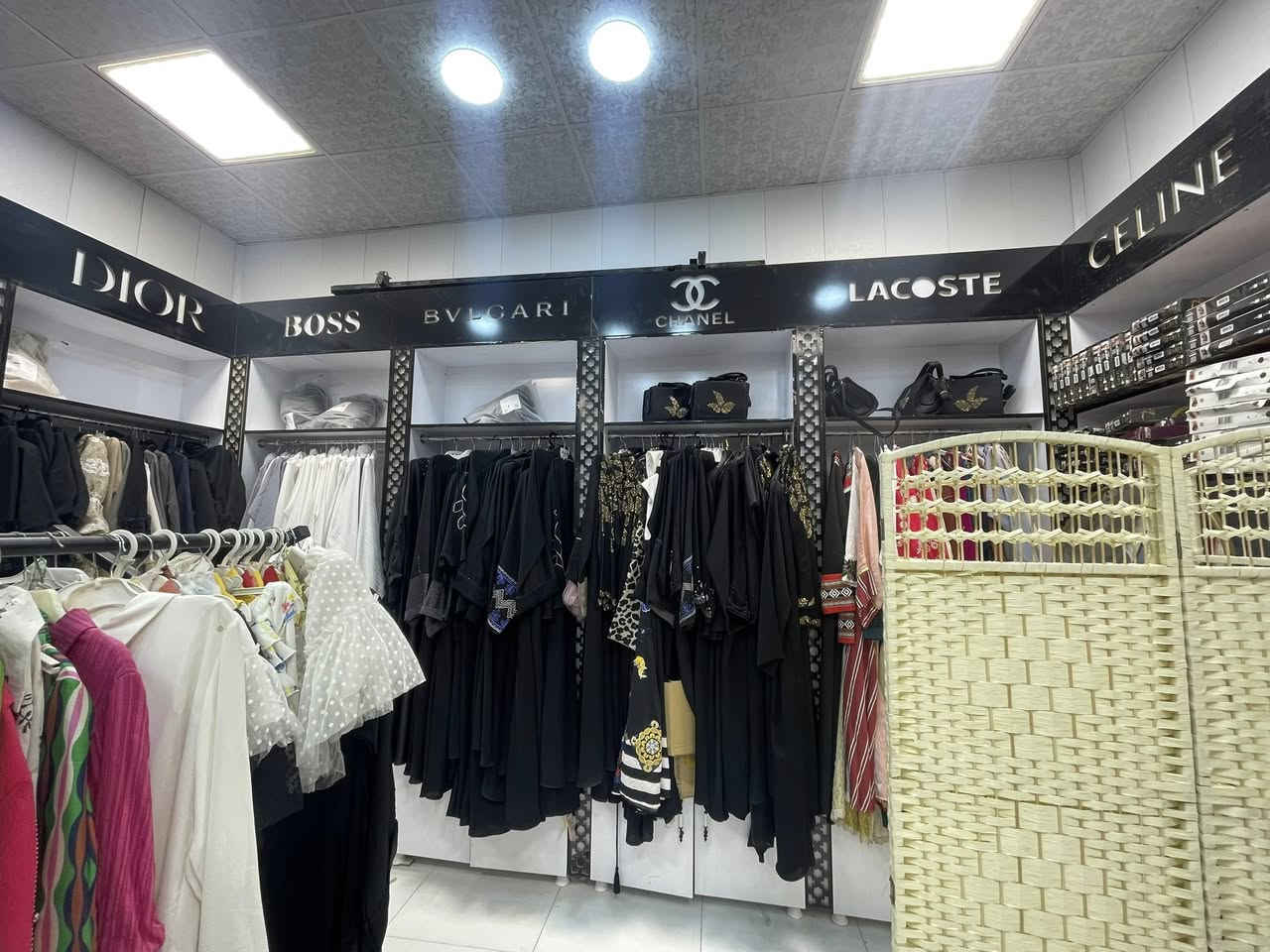 سلام عليكم 

عارضات محل كوزمتك للبيع كلهن الموجودات بالصور والفيديو عدد ٣  خمسة متر لكل وحده مع ارتفاع مترين وشوي تقريبا  

السعر مليونين ونص  وقابل للتفاوض

للاستفسار والتواصل الاتصال  للشاري فقط ع الرقم: ***********
