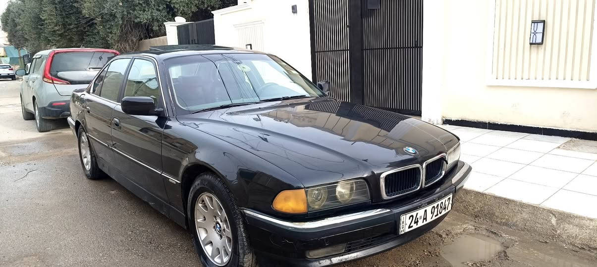 بي ام دبليو 728 أصل موديل 1998 فول مواصفات رقم شمالي بأسمي تحويل وكاله 
جاهزه من جميع النواحي 
مكينه حاويه جديده 
كير رياضي جديد 
صدر امامي خلفي جديد قبل يومين كمل 
تانكي جديد 
طوفات جدد 
سلايت جديد طكتين 
منضومة تبريد جديده 
كبريسر وصوندات وراديتر كله جديد حاويه
كهربائيات كله شغاله من دعاميه للدعاميه 
كيجات كله شغاله من البانزين الرون الحماوه كله شغاله
ولا كلوب مشتغل بالدشبول كله طافيه 
فلتر بانزين جديد 
عبوه كامله جديده 
منضومة زنون 
اصفاح السياره موس 
تبريد امامي خلفي 
جنطه شفط 
كراسي كهرباء 
جلد 
هواي هواي مواصفات 
السعر. 72 بيه مجال جدأ بسيط

*********** بغداد, العراق
