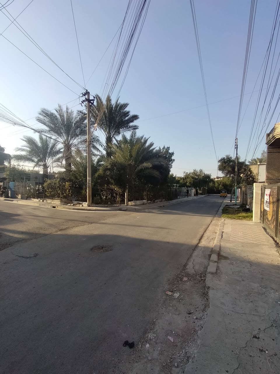 للبيع بيت في بغداد حي الجهاد
بين جامع النور ومنطقة السمجه
تعتبر المنطقه من افضل مناطق حي الجهاد 
المساحة 200 متر واجهة 10 نزال 20
الدار طابقين مقابل التشجير
يحتوي الطابق الاول على 2 غرفة نوم .. و 3 حمام.. وهول وصاله.. ومطبخ.. وكراج يتسع 2 سياره
والطابق الثاني على 4 غرفة نوم.. وحمام1..وهول .. ومساحة درج.. اضافة الى بالكون كبيره تصلح لجلسه.
البيت طابو صرف 
للاستفسار الاتصال (بمالك الدار) مباشر
***********
***********
يتوفر واتســـــــــــــــــــــــــــاب
