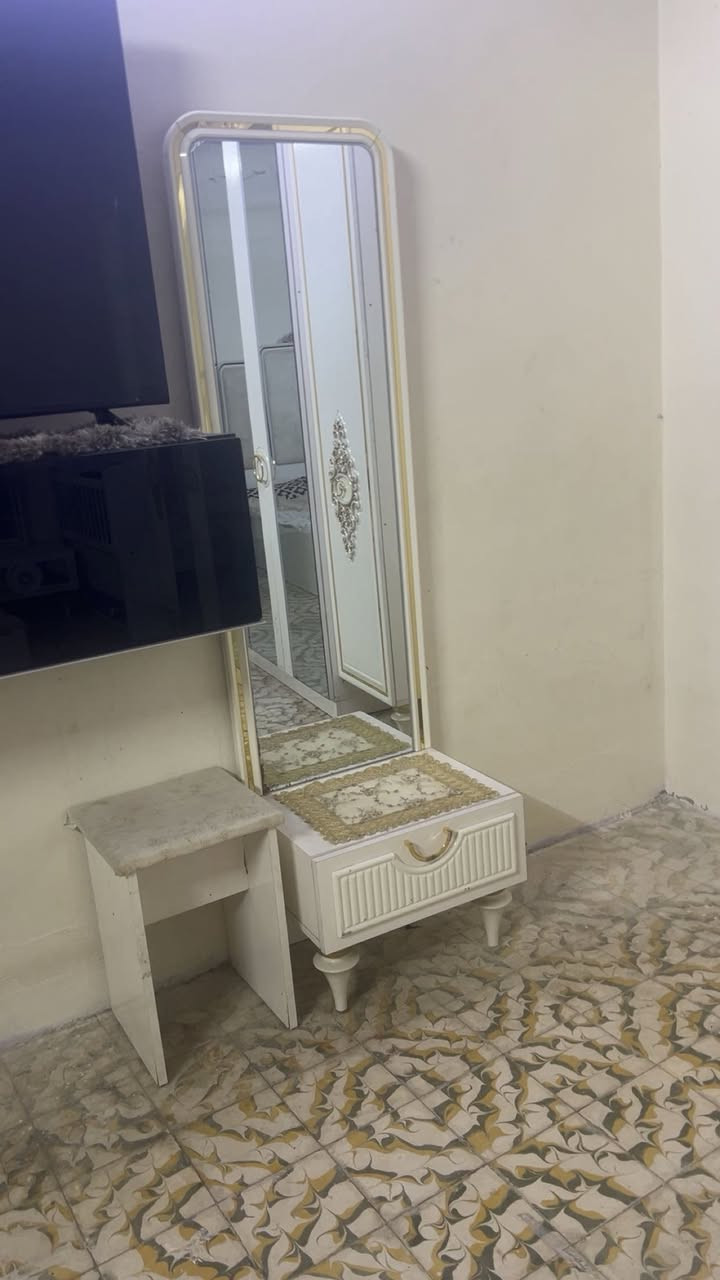 غرفة 8 قطع للبيع السعر 800 الف التواصل عل رقم *********** الكورك ***********
