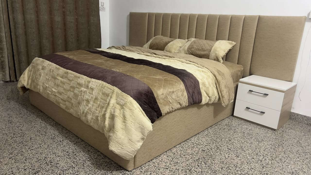 غرفة نوم HDF
تصميم وتنفيذ شركة برونز للاثاث والديكور 
طول الكنور 4 متر
ارتفاع الكنتور 2.60مع ملحق
مكونه من 5 قطع
غرفة جديدة غير مستخدمة اطلاقاً 
للأستفسار ***********
