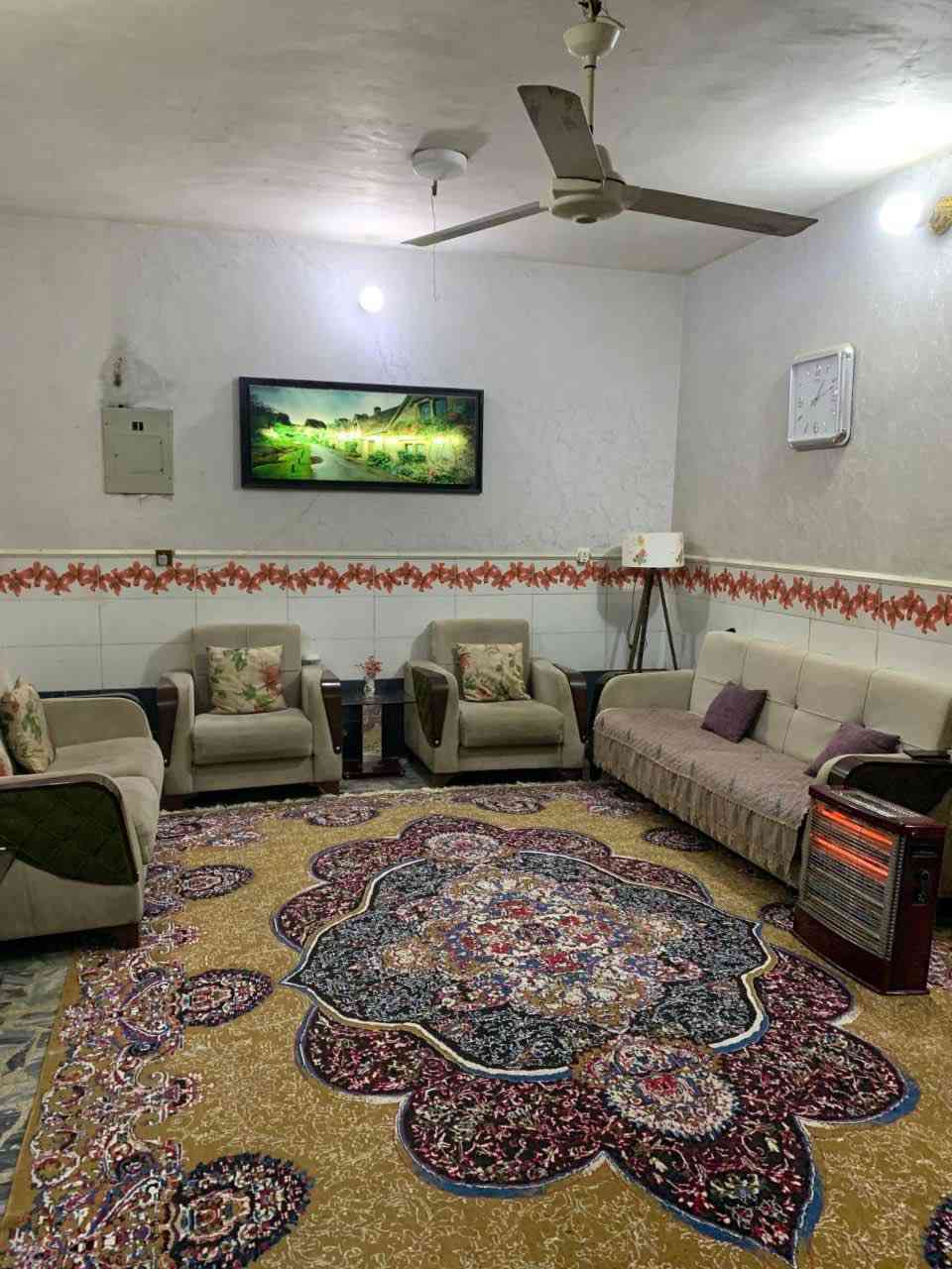 بيت للبيع طابو زراعي الموقع بستان الحلو خلف مشهد الشمس
المساحه:180متر واقع حال
الطابق الارضي: يحتوي على استقبال وصالة ومطبخ وغرفة ومجمع صحيات غربي وشرقي
الطابق الثاني: يحتوي على غرفتين نوم وسطح وصحيات وغرفة مخزن
الطابق الثالث: يحتوي على بيتونه وسطح كبير 
للاستفسار: *********** 
***********
