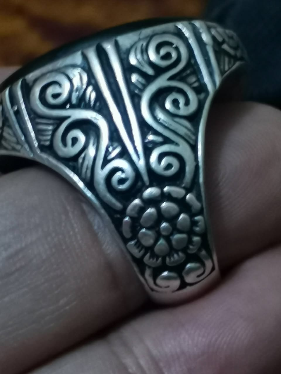 خاتم عقيق يماني اسود الحجر ٣سم مخطوط اية الكرسي و اللهم رزقا واسعا طيبا صياغه البحرين اليدوية الثقيله فضة ٩٩٠ الوزن ٣١غم تقريبا الصايغ حمادة قياس ٢٢ السعر ١٤٠ الف مع التوصيل


**إذا كنت صاحب هذا الإعلان وتريد حذفه لأي سبب، رجاءا أرسل رسالة إلى الدعم الفني**