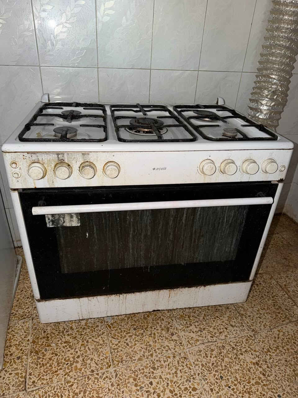 للبيع
1- مبردة حجم كبير بوب بلاستك دبل واتبر بم شرط الماطور والشغل والحلفات قبل يومين مبدلهن السعر 50
2- ثلاجة عشتار شرط التجميد والبرودة السعر 75
3-زاوية قنفات حطاطة والله مكلفتني فوك ال450 نظيفة جداً سعرهه 75
4- طباخ ارجلك اصلي عيون وفرن شغال مينرادله غير بس غسلة زينة سعره 100 
المكان تكريت القادسية 
*********** 
واليريدهه شلعة يدلل
