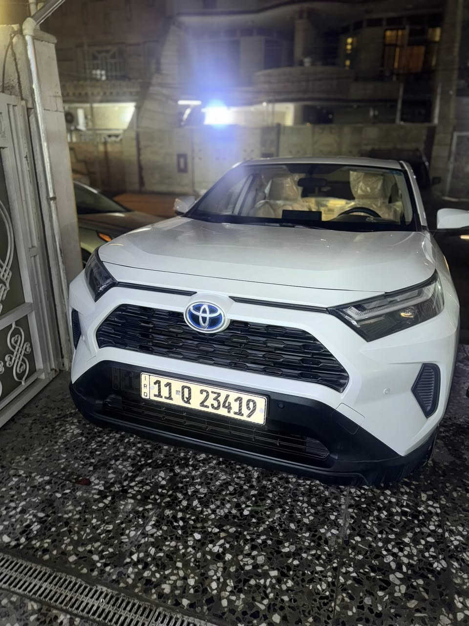 مواصفات 

السلام عليكم راف فور RAV4 هايبرد موديل 2024 للبيع ماشية 2070 كيلو أخت الزيرو بيها فقط بارد بين الابواب عكس السائق قليل موضح بالصور وبعض الملاحظات البسيطه السيارة خليجيه عبد اللطيف جميل السيارة نظيفة وماشية كلش قليل عارضها ب 275 ورقة وبيها مجال بسيط للطيبين  مكانها بغداد الاظمية
***********
   •   نوع المحرك: هايبرد 2.5 ليتر 4-سلندر + محرك كهربائي
   •   القوة الإجمالية: حوالي 214
   •   العزم: حوالي 225-250 Nm مع دعم المحرك الكهربائي  
   •   ناقل الحركة: CVT هجين
   •   نظام الدفع:دفع رباعي AWD E-Four 
•   المقاعد: 5 ركاب
   •   شاشة مركزية لمس مع Apple CarPlay / Android Auto
   •   تكييف أوتوماتيكي شاشة
   •   عجلة قيادة متعددة الوظائف

 •   مصابيح أمامية نهارية LED
   •   عجلات 18 إنش

•   فرامل ABS + EBD + BA
   •   مثبت سرعة ذكي
   •   نظام مراقبة ضغط الإطارات (TPMS)
   •   كاميرا خلفية + حساسات
   •   أنظمة Toyota Safety Sense

 •   الطول: ~4600 مم
   •   العرض: ~1855 مم
   •   الارتفاع: ~1685 مم
   •   قاعدة العجلات: 2660 مم
   •   عدد المقاعد: 5
   •   Apple CarPlay / Android Auto
   •   Bluetooth + USB
   •   6 سماعات صوتية
   •   التحكم في الثبات
   •   مراقبة ضغط الإطارات
