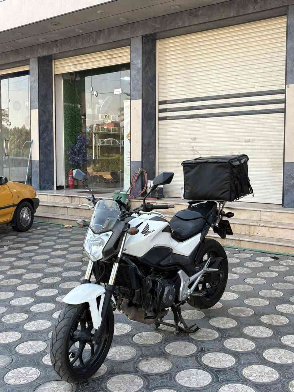 السلام عليكم 
جمعه مباركه 
Honda n700 2012 
ماشيه ٣٩ الف. كيلو قابل للزيادة 
دراجه مكينه ٧٠٠.  ٢ بستم. نوزل 
دراجه بحاله وكاله كلشي مامفتوح بيه
كهربائيات ومكانيك كله شغال وكفاله 
عليه تزويد درع مكينه اسفل وسيبايه وسطيه اصليه وليس عمل تاير خلفي مقاس ١٨٠. دنلوب 
دراجه مال بيت طارش بشهر ١ ماخذيه وجانت ماشيه ٣٠ الف 
دسكات خلفي امامي جدد 
دهن كله موتل 
بانزين كله عادي (النجاه بلصدق )
اقتصاديه كلش. لتر واحد يمشي ١٥ كيلو 
شباب خادمك. لابيع مستعجل (سوالف قفاص وتلكاه اغلى من الوكاله )
ولاسعر خاص 
السعر ٣ مليون وقابل لتفاوض بشي قليل 
بغداد الكرخ 
***********
*فقط مكاتبه ومنفيست ورقه وحده
