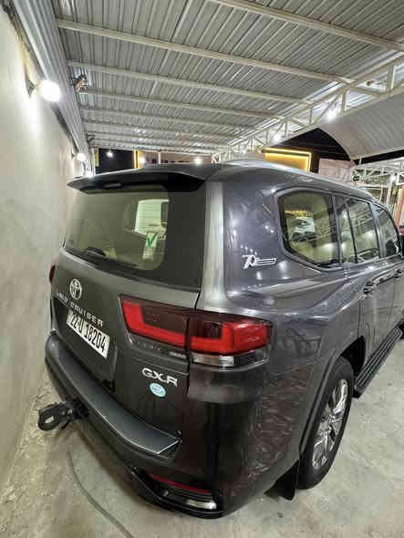 سلام عليكم 
لاندكروز GXR تطبيق شركة ساز
موديل 2022 اصل تكمة سنوية 2022
مكفولة من صبغ وتبديل وبارد كفالة عامة
ماشية 55 الف 
مواصفات 
ثلث شاشات 
كشنات تبريد 
فتحة سقف 
شغال بعد بلادي
كشنات اثنين كهرباء 
كشنات جلد 
جنطة كهرباء 
حساس امامي خلفي
شغال بعد بلادي
فتحة سقف  
بصمات اثنين
***********
***********
