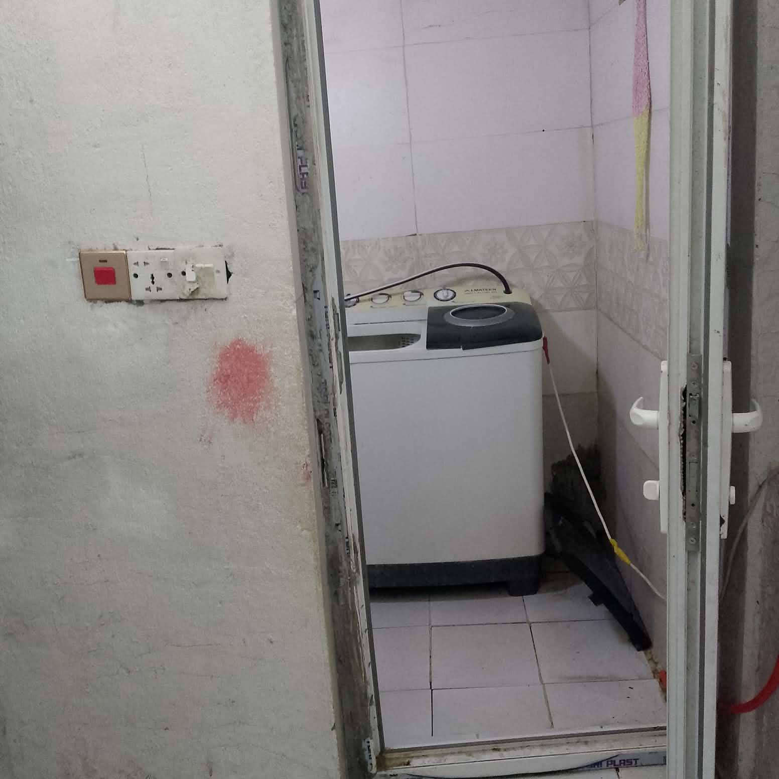 السلام عليكم
بيت للبيع زراعي المساحه ١٥٠ متر العنوان بالسده كاع بيت تومان البيت نضيف وكامل يتكون من غرفتين + صاله + ستقبال + مطبخ + صحيات وطارمه السعر المطلوب (27) مليون وبي مجال الاستفسار / *********** // ***********
