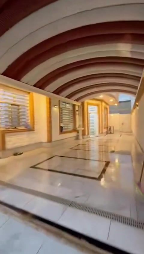 السلام عليكم 
325 متر 

بيت 200 متر مع ملحق حديقه 125 متر 

بناء طابوق حديث درجة اولى تفاصيل البيت واضحه بالفيديو 

عنوانه طريق بغداد عمود 55 خلف الخباطه المركزيه 

يبعد عن الشارع العام كيلو ونص تبليط لحد باب البيت ويبعد عن الامام عليه السلام 5 كيلوات 

للاستفسار ***********
