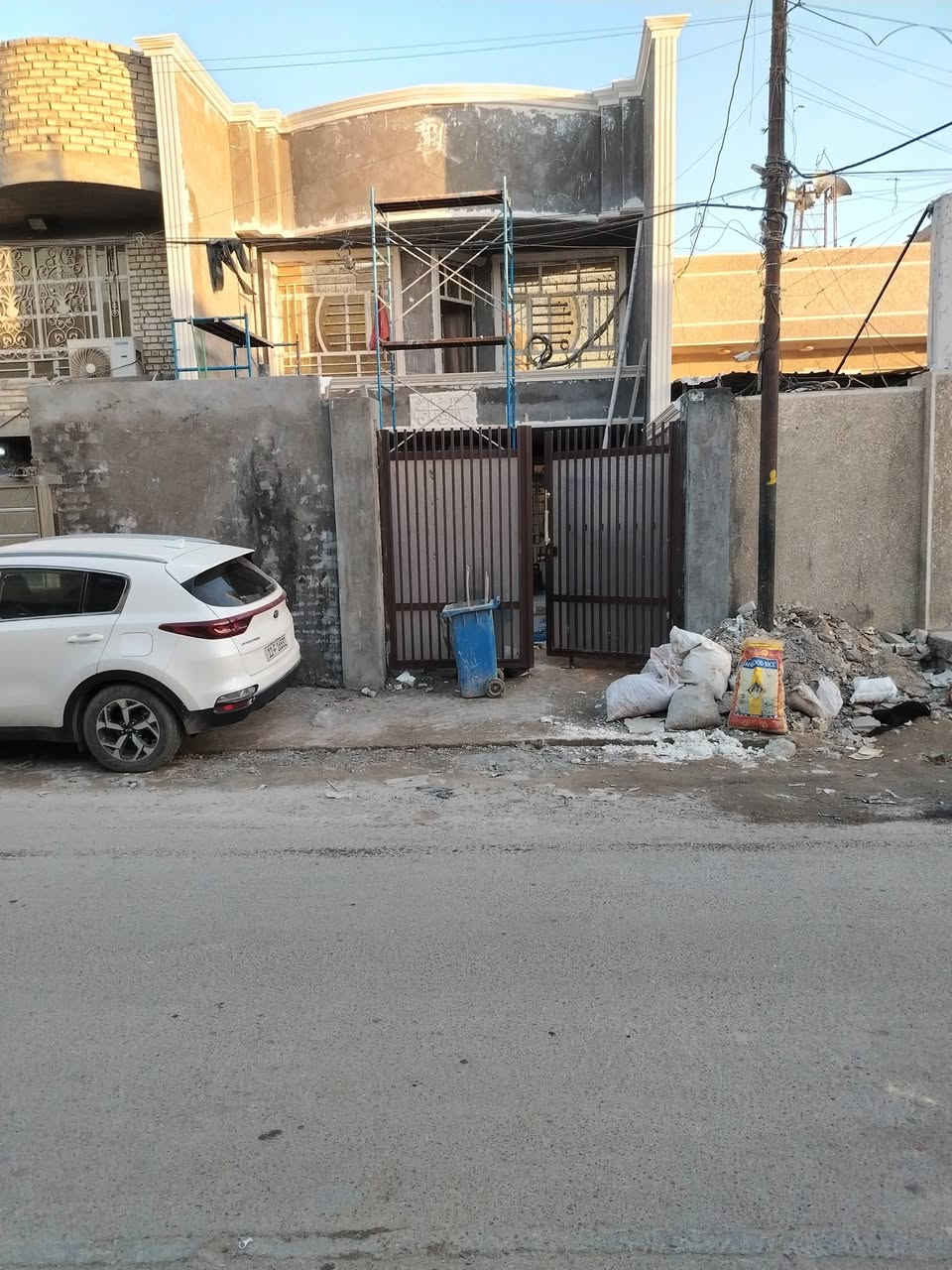 السلام عليكم خلفة لبخ اسمنت شغل خاشن والنعم شغل درجه اولى تسليم هندسي وجايه صقل ناعم فوم كل انواع اللبخ السعر المناسب المكان بغداد الاعظميه للتواصل  *********** بي وتس
