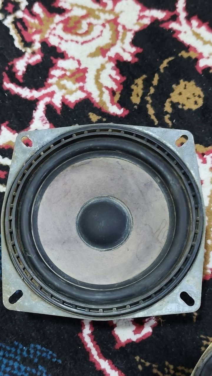 طقم سماعات أصلية بأرقام تسلسلية متطابقة (HB11 & HB12) تضمن نقاء وتوازن الصوت بين الجهتين ورق مكبوس عالي الجودة قديمة مناسبة جداً للتركيب في طبلون أو أبواب سيارات:مقاس 10 سم. تدعم السيارات تويوتا، نيسان صني، ميتسوبيشي لانسر، مرسيدس كلاسيك، وسوزوكي، وغيرها 
 سماعات سيارة ياباني أصلية (قديمة)، مو من هذا الصيني التعبان الموجود بالسوق حالياً.
المقاس: 4 بوصة (10 سم) – تركب بمعظم سيارات التويوتا والنيسان والبي إم 
الصوت: صوت طرب دافئ ونقي جداً، مخروط ورق معالج وشغل بلاد.
الحالة: نظيفة جداً ومفحوصة، وعليها ختم المصنع (HB11/HB12).
السعر: [ السعر، 20 ألف]


**إذا كنت صاحب هذا الإعلان وتريد حذفه لأي سبب، رجاءا أرسل رسالة إلى الدعم الفني**