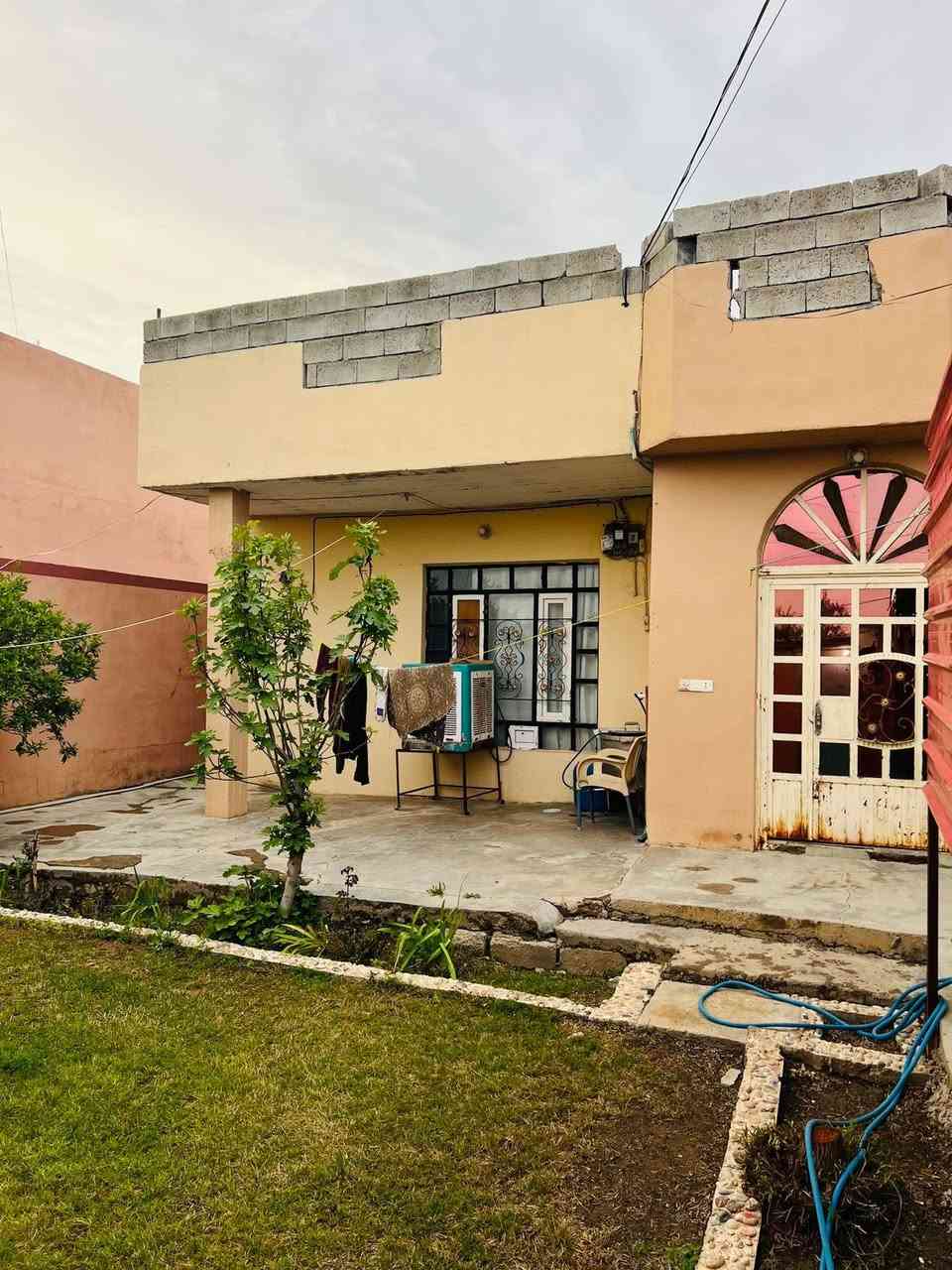 الصلاه ع محمد ال محمد
بيت للبيع بناء حديث
الموقع عرب النويله خلف سياج المنتزه
ع شارع الي ينزل ع عرب الي ينزل ع سايدين الجوه 
خلف مو الخيرات
يبعد عن الشارع الرئيسي 100متر 
يبعد عن فلكة الشهيد عبدالله الجباره
500متر 
ربعه ثلث غرف مطبخ 
صحياة داخليه صحياة خارجيه
حديقه سقيفه مسيج كامل 
باب حوش سلايت كراج مصبوب
نص البيت سيراميك
الباقي صبه ناعمه
سقوف جاهز فقط تجيب غراضك تسكن
مشيله معامله ع تمليك بااذن الله
مساحة البناء 150
مساحة الارض 250متر
مركز مدينه
مدرسه قريبه 
الهاتف ***********
السعر 55بي مجال قليل
تعال وشوف البيت وتامر امر بااذن الله
