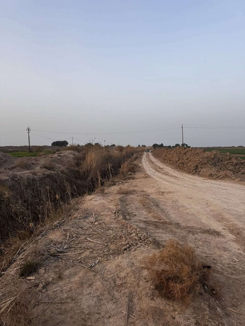 سلام عليكم
أرض زراعية عقد 35البيع 75دونم    واسط قضاء الموفقية معدله اليزر  كلها  تزرع  كلها بيه بيوت 🏠  4بية بستان  180 نخلة 🌴 بيه محولة كهرباء بوحدك بية بوري ماي ساله نهرك بوحدك شارع بوحدك مدرسة 🏫 بتدئية 400 متر رقم الهاتف ***********
