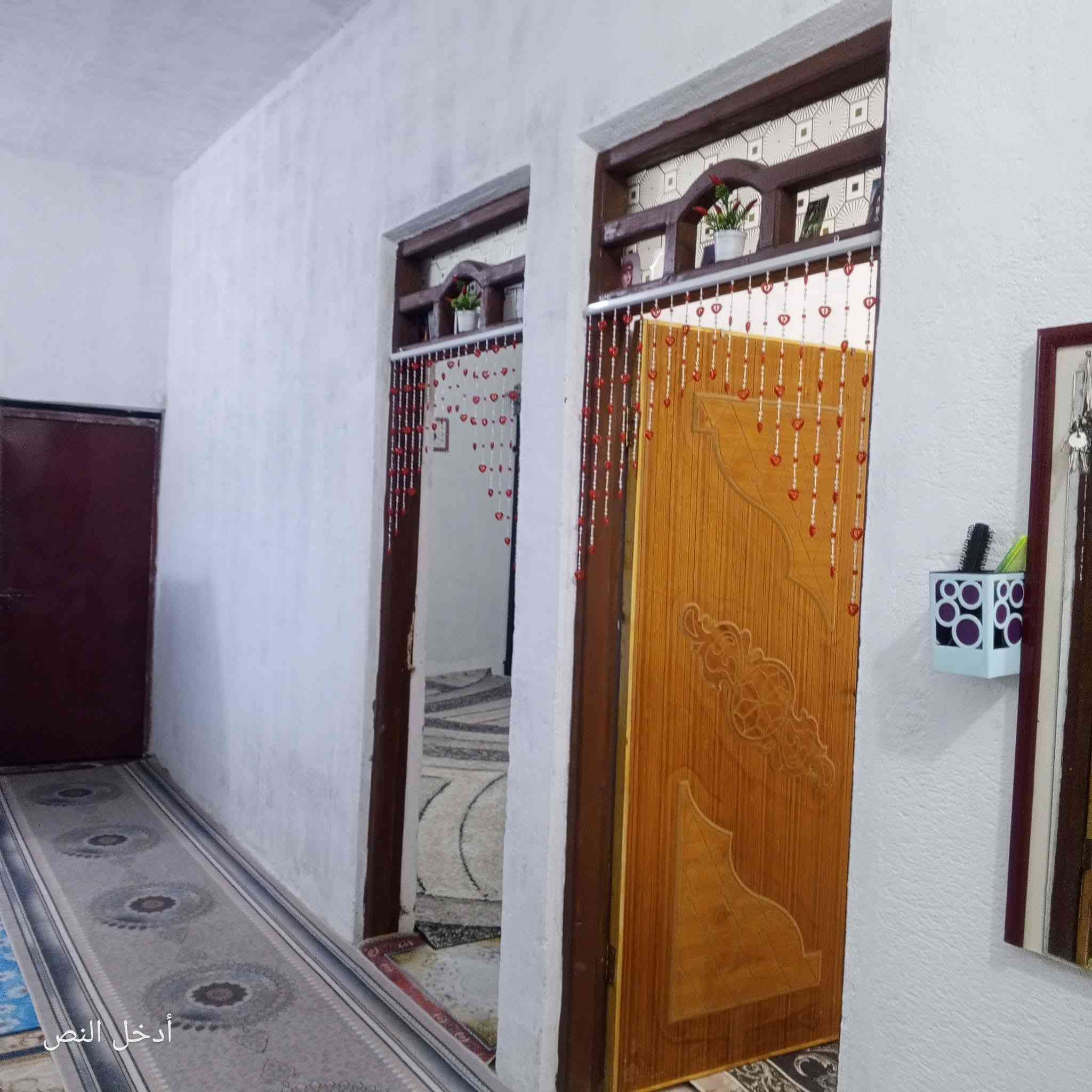 بيت زراعي 200م بناء جديد فرمستون بالدجين شارع حجي كشكول  قريب لمجموعة جون قرب شارع 40 الحي العسكري  غرفتين وصالة ومطبخ وصحيات نقص استقبال فقطق 
السعر 38 وبي مجال
***********  اتصال او واتساب
