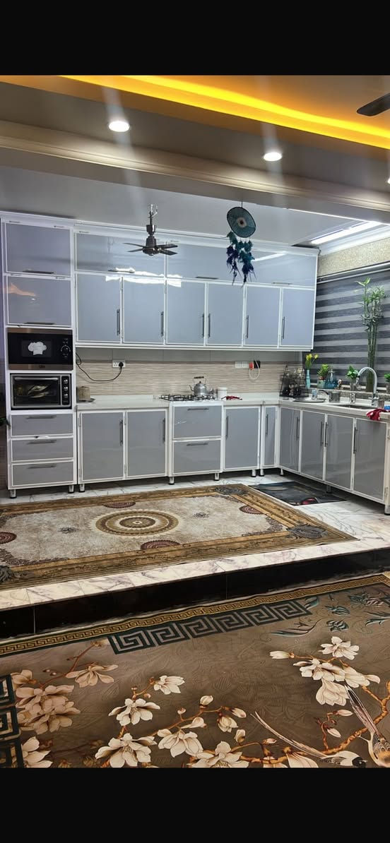 دار للبيع بغداد بلديات قرب لحوم البرك مساحة البيت 240 متر واجه 8نزال 30  سند منفصل يحتوي البيت على خمس غرف نوم غرفتين سويت مع مخزن + استقبال 8*4 + صاله عائليه + مطبخ بارد +مطبخ حار سعر المتر 2625000 لتصال على الرقم ***********
