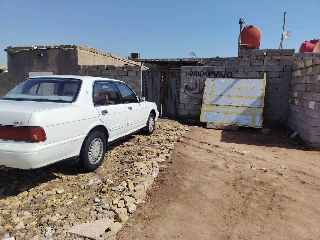 السلام عليكم ارنب موديل 1993 السيارة كفاله من الضربه والكص والنقل والعيب الشرعي كير  مكينه مكفولات حداديه جديدة تخم تاير كهربايات كله شغاله تبريد ثلج السنويه جديده ورقام جدد انكليزي السيارة جاهزه مابيه نقص السعر 73بيه مجال قليل مكاني ميسان رقمي ***********
