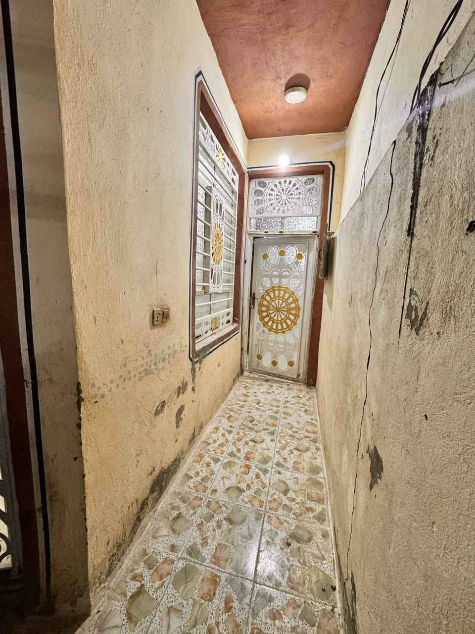 السلام عليكم

بيت للإيجار بشارع المطار خلف مول جوهرة العرب يتكون من استقبال وغرفة ومطبخ وصاله وصحيات داخل البيت وخارجه البيت نضيف ومابيه اضرار 
السعر 250 قفله


**إذا كنت صاحب هذا الإعلان وتريد حذفه لأي سبب، رجاءا أرسل رسالة إلى الدعم الفني**