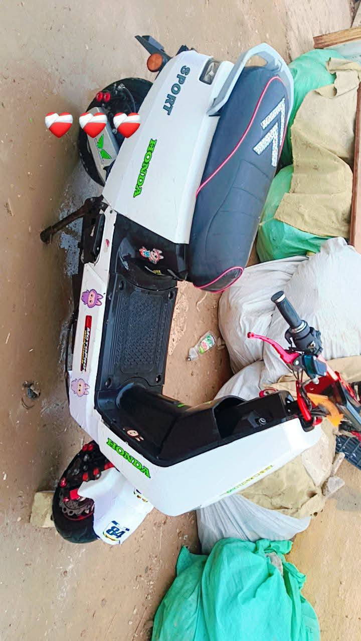 دراجه شحن نوع هوندا 
ست بطاريات 
تزويد ستيرن + فجوج بريك امامي+ خلفي + نقص هورن واشاير 
بغداد الزعفرانية ***********
السعر 500 بيها مجال للشراي
