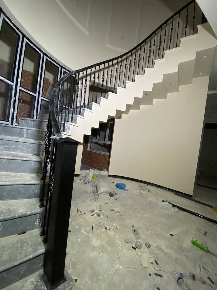 تخيل تصرف فلوس هواي على بناء بيتك… وبالأخير محجر الدرج يطلع مايليق بي .

محجرنا الكلاسيك الحديث مصمم حتى يكون:
✔️ ثابت وقوي 
✔️ حديد معالج ضد الصدأ
✔️ دمج فاخر بين الالمنيوم والحديد الأسود
✔️ تصميم يرفع قيمة البيت وينطي جمالية
✔️ مناسب للبيوت الجديدة وأعمال الصيانة والديكور

لا تنتظر تتندم
راسلنا الآن واحجز 📩
القرار الصح اليوم… يوفر عليك خسارة باچر.

#حديث #مودرن #ديكور #درج #محجر


**إذا كنت صاحب هذا الإعلان وتريد حذفه لأي سبب، رجاءا أرسل رسالة إلى الدعم الفني**