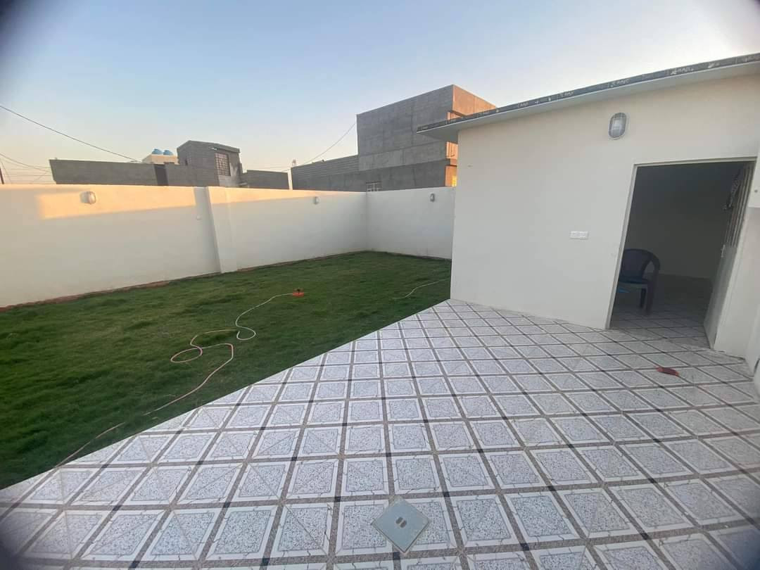 قطعة ارض للبيع في برغة ١١٠ مربعة تبعد عن الشارع العام ٧٠ متر ***********
