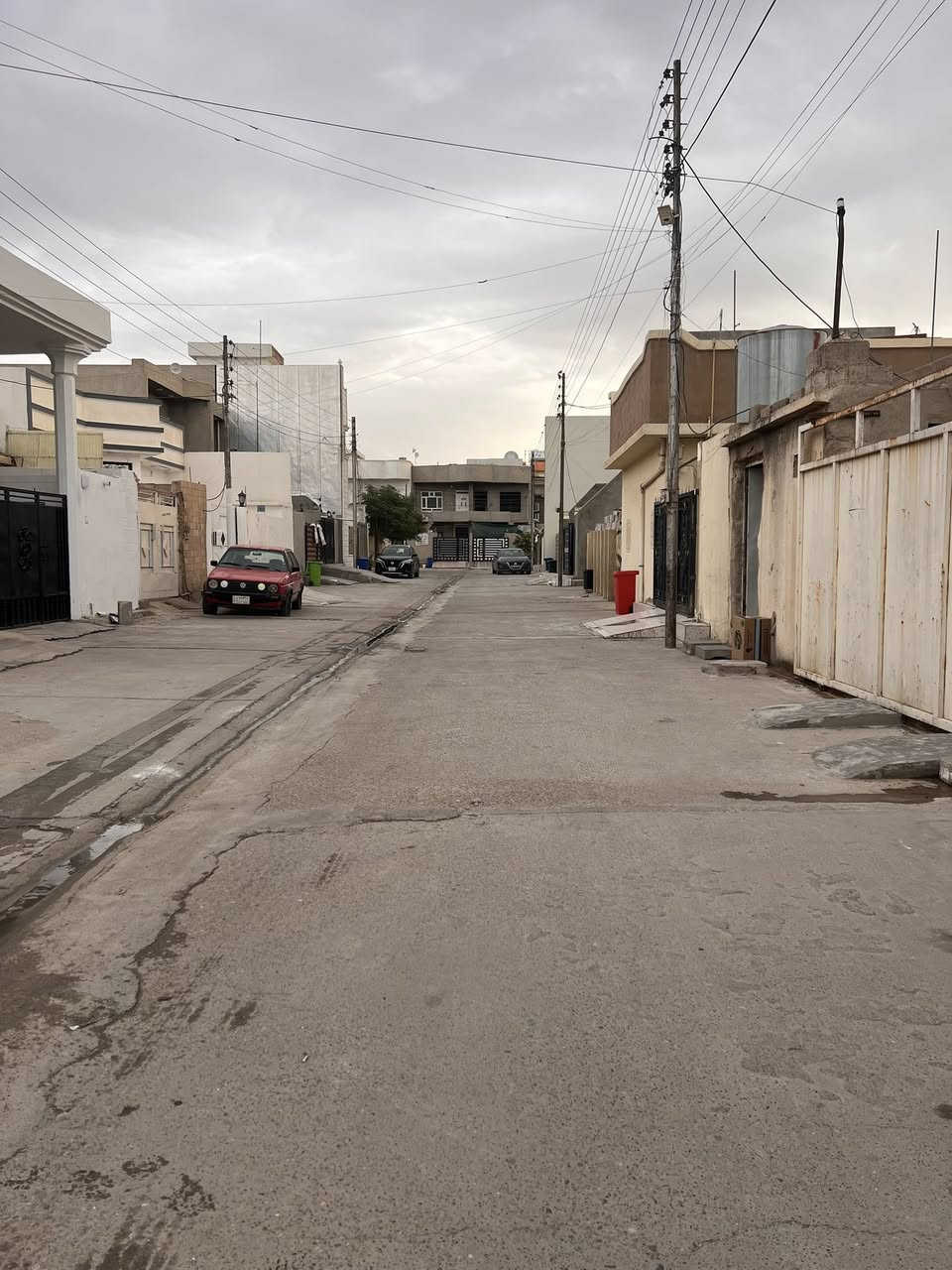 دار للبيع ١٠٠ متر.   بلدية طابقين + بيتونه  عنوان حريه خلف دائرة كهرباء فرع عريض البيت نظام  دكت  مركز يتكون من كراج سياره و استقبال و هول و مطبخ و مساعد مطبخ طابق ثاني غرفتين نوم و هول هاتف ***********/*********** واتساب على رقم كورك
