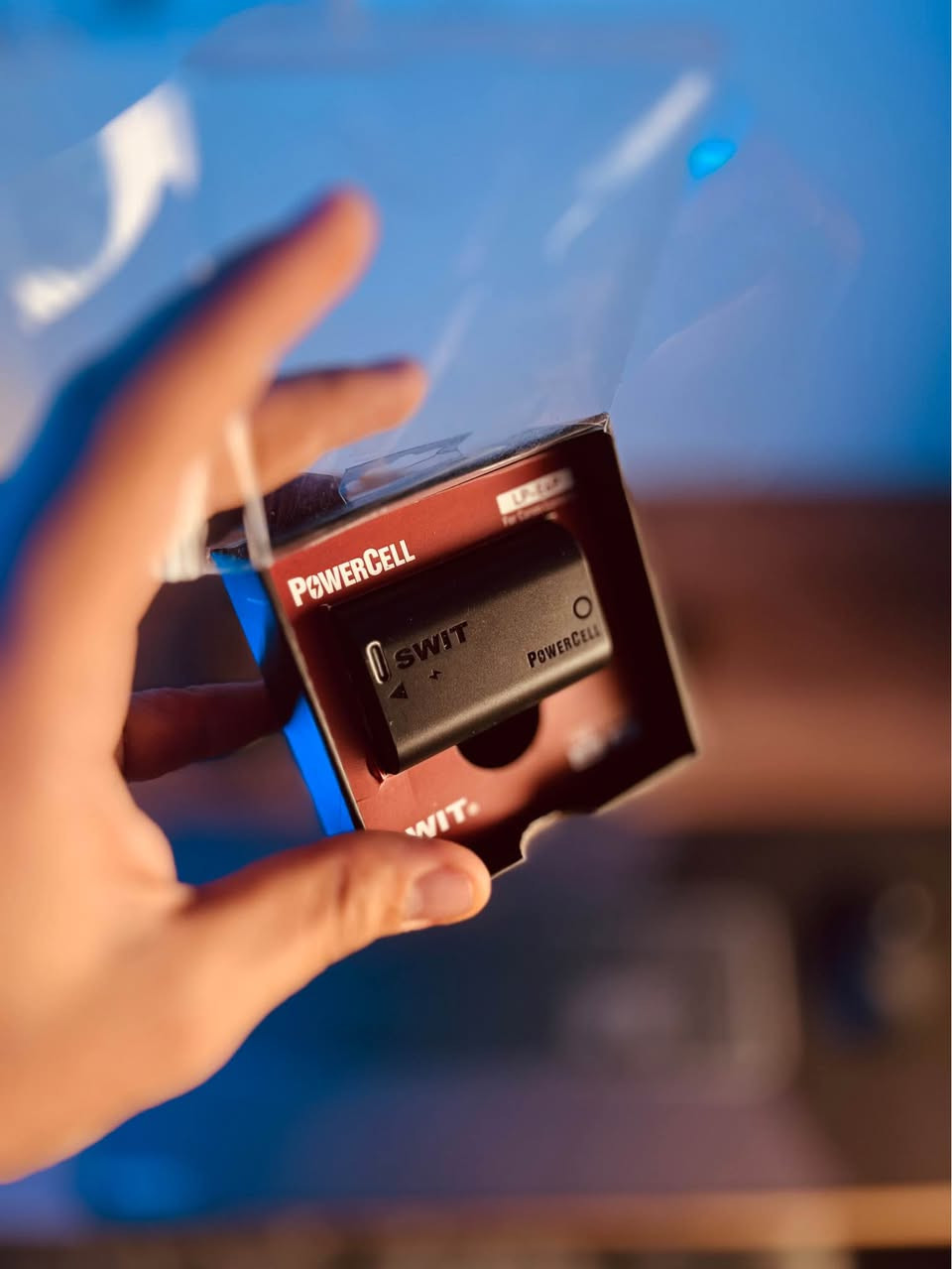 📸 Canon EOS R5 C – كاميرا احترافية للصور والفيديو
كاميرا هجينة تجمع بين قوة التصوير الفوتوغرافي ودقة الفيديو السينمائي. مستشعر Full Frame بدقة 45MP مع تصوير فيديو 8K حتى 60fps و 4K حتى 120fps. تدعم Cinema RAW Light وملفات احترافية للمونتاج، مع تركيز تلقائي Dual Pixel AF سريع ودقيق. خيار مثالي لصناع المحتوى، المخرجين، ومصوري المناسبات الباحثين عن جودة عالية في جهاز واحد

السعر : 3 مليون و 500 

الموقع : بغداد - حي الجهاد 

*********** بغداد, العراق
