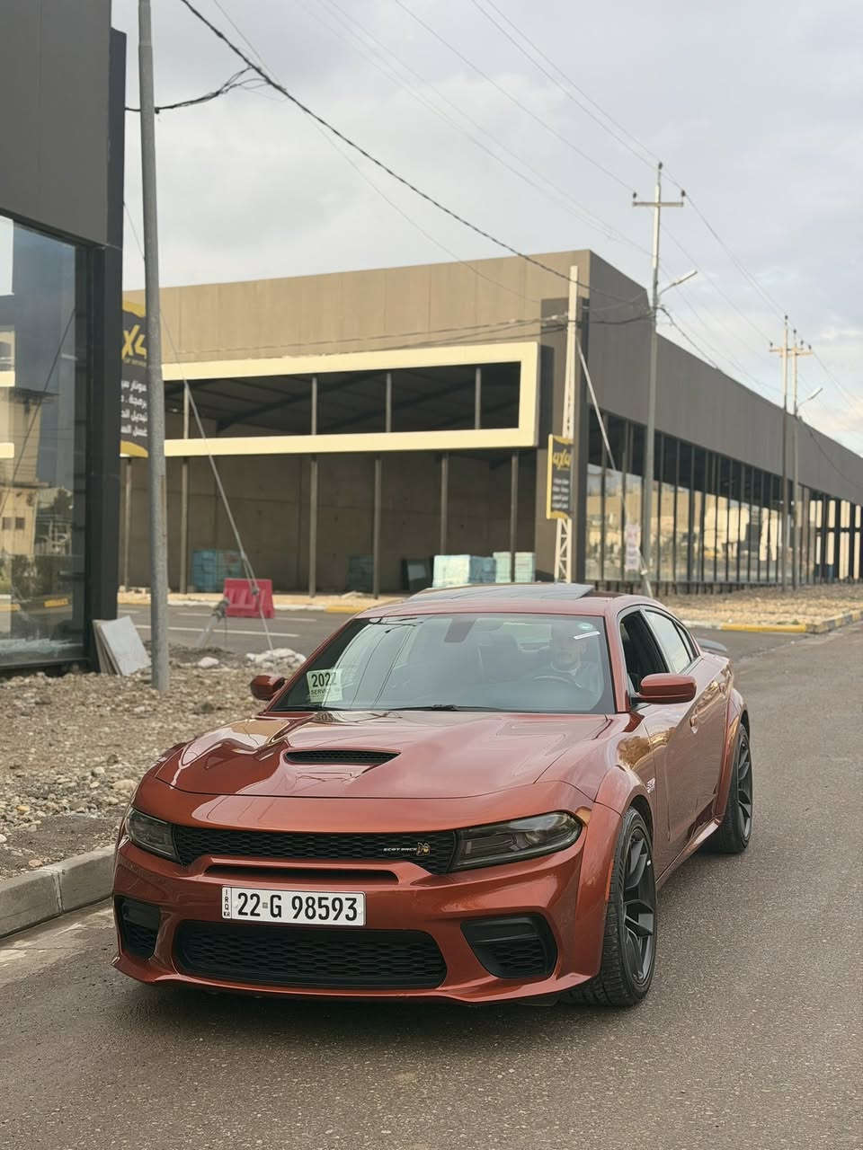 اسلام عليكم اخوان النادرة و المميزة للبيع اتحدة العراق بنضافتها 
دوج جارجر سكات باك وايد بودي . Scat Pack . 
الموديل : 2022 . (كلين تايتل) 
المحرك : SRT . V8 . 6.4L .
العداد : .   (18الف حقيقي ) .
 المواصفات : 
* وايد بودي. 
* مكابح رياضية (برمبو) . 
* لايت LED . 
* اللايت زنون . 
* فتحت سقف (سلايد) . 
* نقطة عمياء . 
* كاميرا خلفية . 
* امكانية التحكم بوضعيات المقود كهربائيا . 
* كزوز سستم . 
* حساسات خلفية . 
* ويل قياس 20 أنج 
* سستم صوت ALPINE . 
* تشغيل عن بعد . 
* مقاعد رياضية من الجلد الفاخر . 
* ذاكرة لحفظ وضعيات الجلوس (ميموري) . 
* المقاعد الأمامية تبريد وتدفئة . (سقف كنتارة)
* نظام خرائط GPS . 
* شاشة كبيرة قياس 8.4 أنج اوپشنات SRT 
* تدفئة ستيرن . 
* كير شفتر بالستيرن . 
* جناح خلفي . 
* بلوتوث تلفون . 
* محدد سرعة . 
استفسار اكثر ***********
                                        
***********
