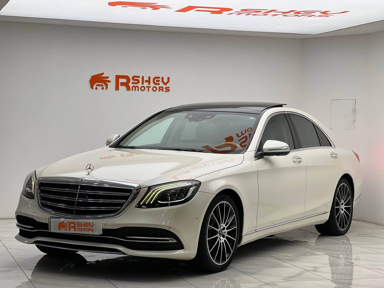 Mercedes-Benz S350d 2019 4matic 

القصر المتحرك ميرسيدس بينز اس كلاس ٢٠١٩  

محرك 6 سلندر 3.0 لتر دیزل 
كير 9 سرعات
وارد الماني مکفولة کفالة عامة على وضع الشركة  

ماشية208,000 كيلو  
فول مواصفات
جكات تصعد وتنزل 
فتحة سقف بانوراما
رادارات وكامرات 360

٤ تكم 
تحكمات كشنات امامية و خلفية كهربائية و مساج
كشنات تدفئة وتبريد
ابواب شفط (Soft Close)
نظام اضائة داخلية 64 لون 
DISTRONIC PLUS نظام القيادة الذكية
كاميرات 360 درجة
نظام النقطة العمياء
للحماية قبل الحوادث PRESAFE نظام
مساعد الحفاظ على المسار
نظام الفرملة التلقائية في حالات الطوارئ
و بعد هواي مواصفات 

رقم دهوک الدولي شرط التحویل 

و بسعر ($٣٨٩) و بیها مجال للطیبین 

مكان السيارة

دهوك -معرض ارشف R-Shev
رقم51 من معارض التيرمينال 

***********
*********** دهوك, العراق
