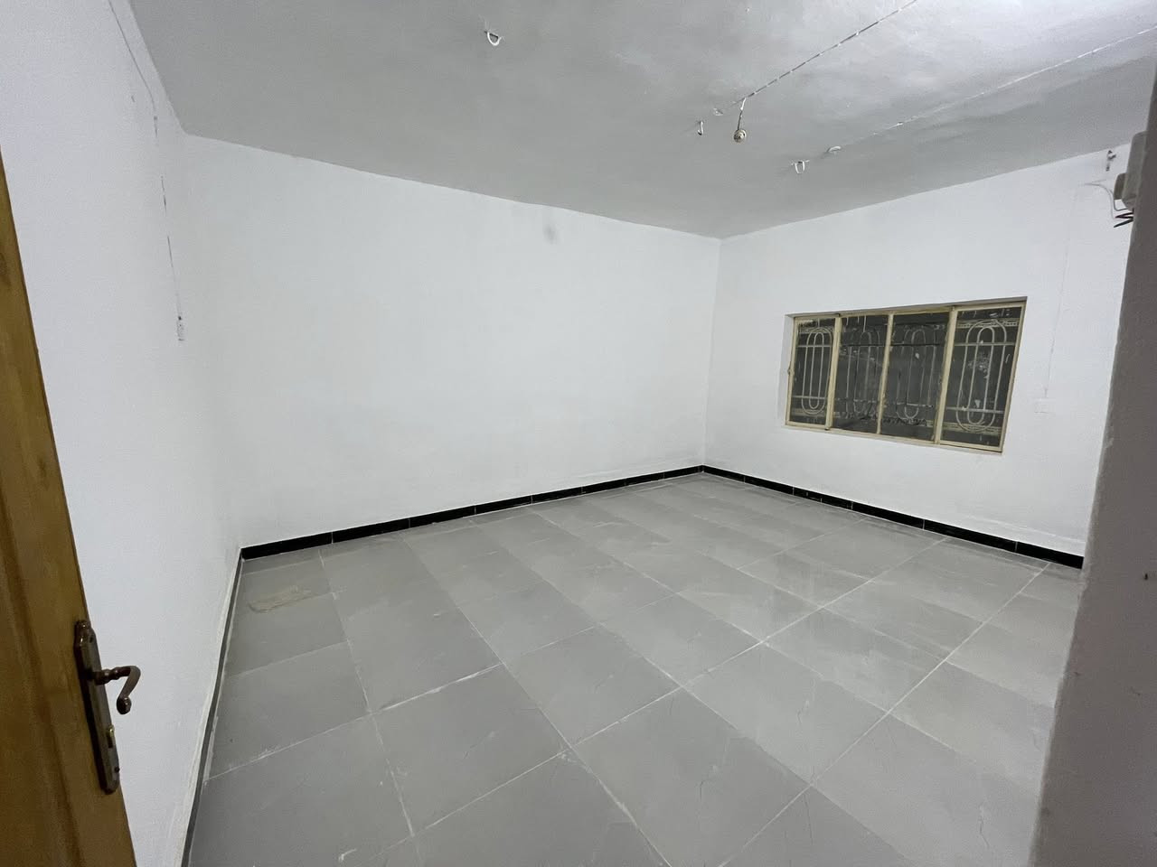 السلام عليكم 

-بيت بحي عداي ركن قرب المدرسه الصينيه 
-مساحته 200 
-بي استقبال جبير مثل ما موضح ومطبخ وغرفتين كبار 
***********
