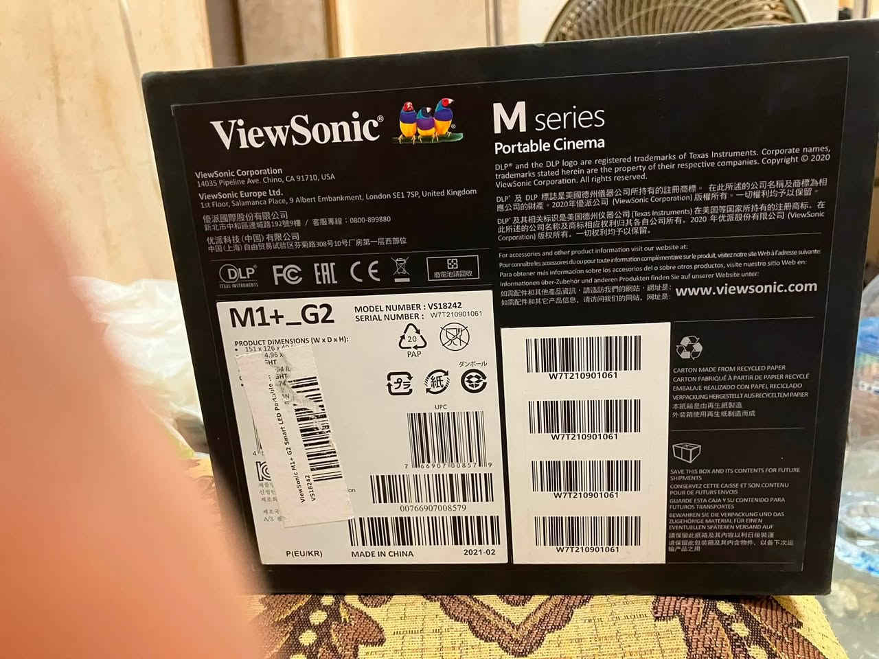 السعر ٢٠ الف جديد متبرشم 
هذا الطراز VS18242 يعود إلى جهاز العرض المحمول الذكي ViewSonic M1+_G2 Smart LED Portable Projector.إليك أهم مواصفات ومميزات هذا الجهاز:🛠️ المواصفات التقنية الأساسيةالدقة: دقة العرض الأصلية هي WVGA مقاس (854 × 480) بكسل.الإضاءة والعدسة: قوة إضاءة تصل إلى 300 لومن (LED Lumens)، مع تقنية Cinema SuperColor+™ لتغطية ألوان بنسبة 125% من معيار Rec.709.العمر الافتراضي للإضاءة: مصباح LED متطور يدوم حتى 30,000 ساعة تشغيل.البطارية: بطارية مدمجة تمنحك تشغيلًا لاسلكيًا يصل إلى 6 ساعات (تختلف حسب نمط الاستخدام).الوزن: خفيف للغاية ويزن أقل من 1 كيلوغرام.✨ مميزات التصميم والاتصالصوت متميز: مزود بمكبرات صوت ستيريو مزدوجة مدمجة من شركة Harman Kardon لتقديم صوت نقي وقوي.ستاند ذكي 360 درجة: حامل معدني يتيح لك تدوير الجهاز في كل الزوايا (حتى العرض على السقف)، ويعمل في نفس الوقت كغطاء لحماية عدسة العرض عند إغلاقه.الاتصال اللاسلكي: يدعم التوصيل عبر شبكات الواي فاي (Wi-Fi) وبلوتوث (Bluetooth) لبث المحتوى من هاتفك أو تشغيل الصوت لاسلكيًا.المنافذ المتاحة: يحتوي على منفذ HDMI، ومنفذ USB Type-C (للعرض والشحن معًا)، ومنفذ USB Type-A، بالإضافة إلى منفذ لبطاقات ذاكرة Micro SD.


**إذا كنت صاحب هذا الإعلان وتريد حذفه لأي سبب، رجاءا أرسل رسالة إلى الدعم الفني**