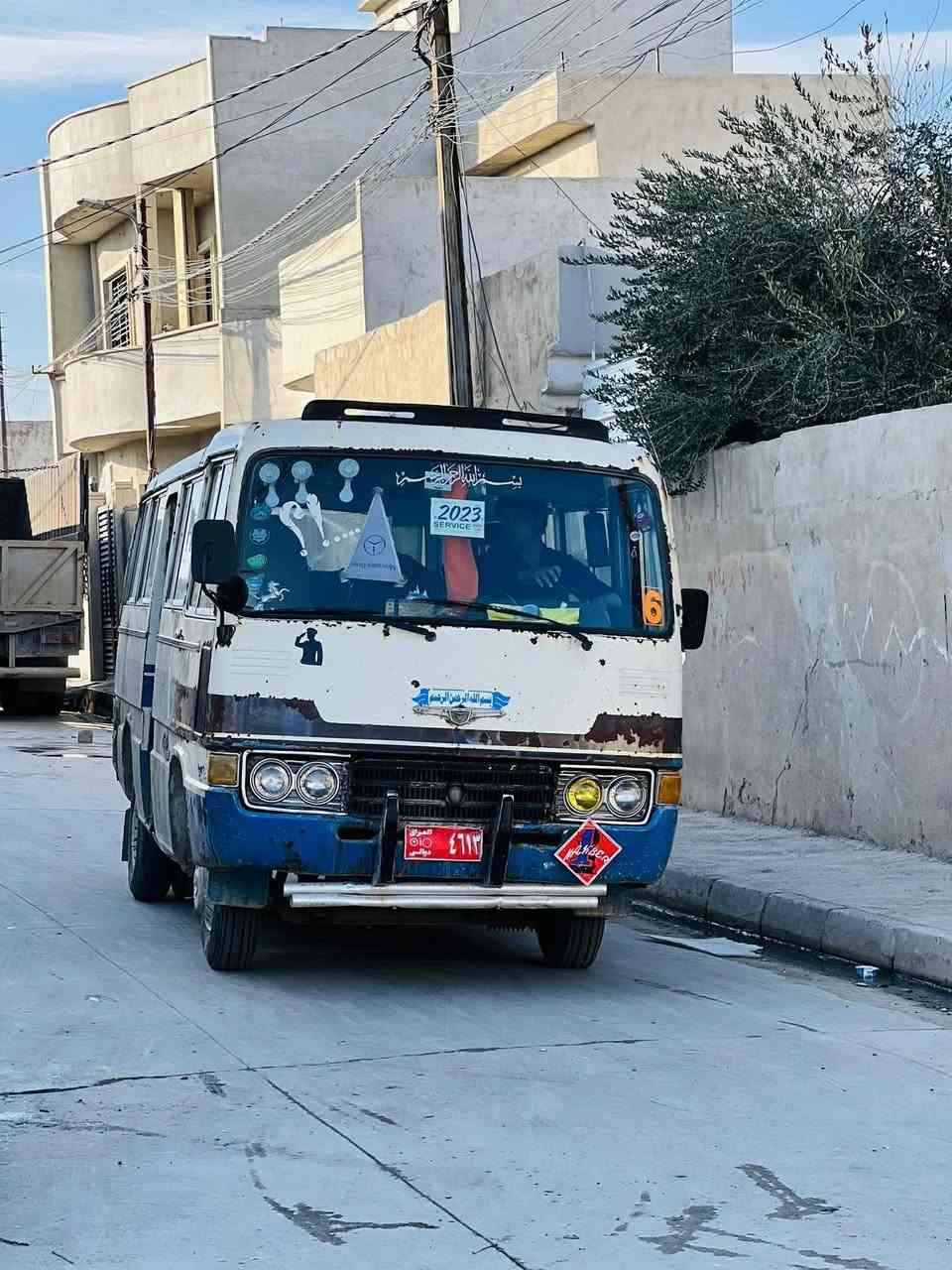 سلام عليكم كوستر للبيع بلادي محرك كير اكسن بشرط تواير جديد  ويرمنيه كله  شغالا  3 وربع وبيه مجال ***********
