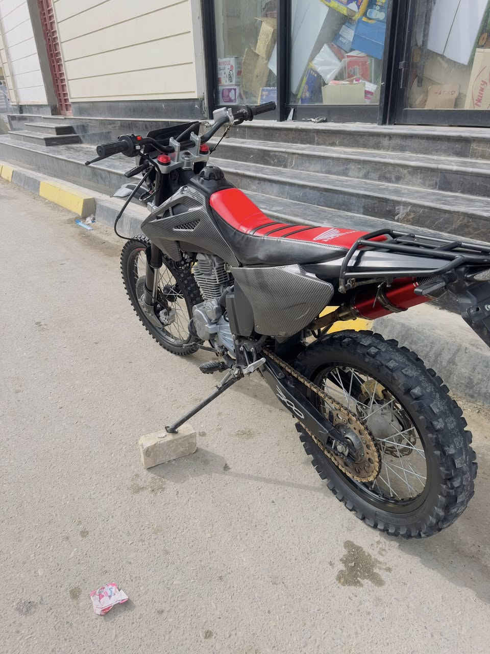 سلام عليكم 
قفاز CRX موديل 2024 الدراجة كفالة عامة شوفت عينك 
الكفرات كاربون فايبر 
الدراجة شلعة ومعدل خير من الله 
للرقم ***********
العنوان ديالى بعقوبة
