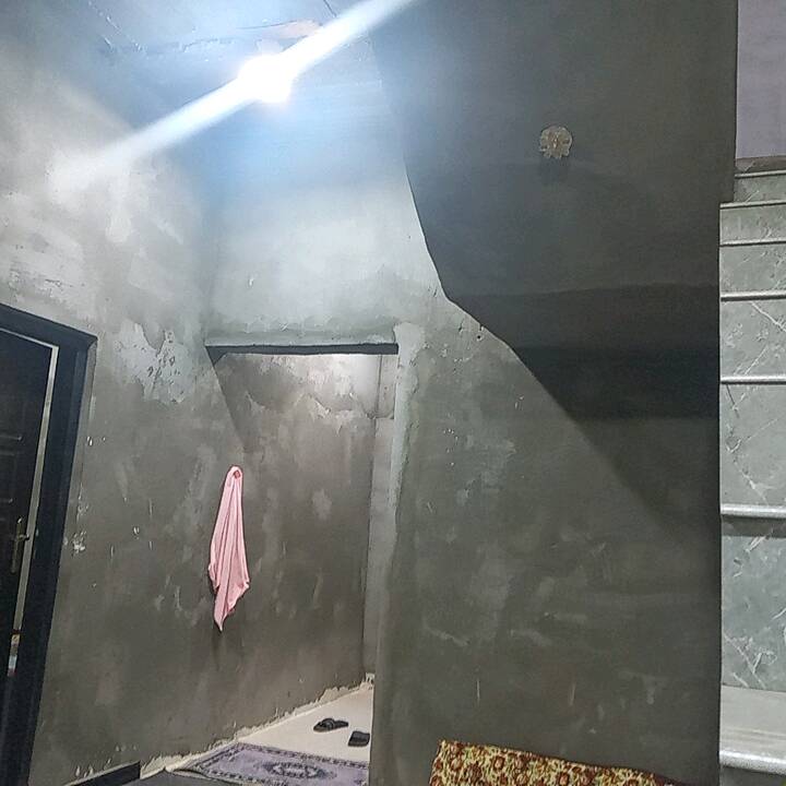 بيت للبيع الجزيره باب الهوى شارع كاظم تمرى شارع 7 للبيع بيت بناء جديد 2024 بيت نضيف حلوو بس بي نواقص فقط صبغ جدران او سقوف  المطبخ كامل سيراميك والحمام كذالك فقط السقوف نقصهن 
 والبيت كامل سيراميك ارضي او درج همين كامل يحتوي البيت 
غرف عدد==2
ديوانيه==
صحيات داخلي او اخارجيه 
هول 
مطبخ
 يحتوي على خاسف أيضا خاف اتريد تبني طابق ثاني موجود خاسف والسطح مسقول اومنور والواجهيه منثوره اوكامله أيضا الطارمه كامله  السعر 74 مليون اوقابل للتفاوض