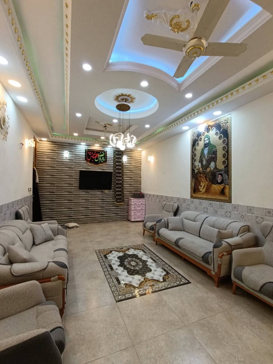 يالله يارزاق 🤍 السعر 205 مليون(205,000,000)
🏡 بيت للبيع – الإسكان القديم
📍 بشارع مركز النهضة – مقابل مجمع السبطين الجديد
📐 المساحة: 135 متر
🏠 البيت ركن وبناء جديد
📜 طابو صرف
✨ تفاصيل البيت:
▫️ الطابق الأول:
غرفة نوم داخلها حمام، صالة، مطبخ، براني كبير، حمام وصحيات خارجية، وتواليت ثاني بالمنور الخلفي
▫️ الطابق الثاني:
3 غرف
غرفتين كبار وغرفة وسط
وإحدى الغرف بيها حمام
💎 البيت متعوب عليه ومستخدم بيه أجود أنواع السيراميك
🚰 المنطقة مبلطة جديدة وتأهيل ماء ومجاري جديد و إنارة للشوارع 
📍 موقع مميز 
السعر 205 مليون. 

📞 للاستفسار خاص أو الاتصال: ‏‪***********‬‏
