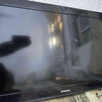 شاشه للبيع حجم32 نضيفه وشغاله ع الفحص مكاني بغداد الحريه07812076018وات...