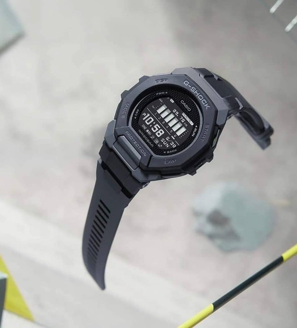 كاسيو G-Shock G-SQUAD GBD-300 
ساعة رياضية متينة مصممة لدعم المستخدمين النشطين والرياضيين، وتتميز بتصميم أنحف مقارنة بالموديلات التقليدية من نفس الفئة. 

اهم مواصفات الساعة الفنية والرياضية:

•المواصفات الأساسية والهيكل

•الأبعاد والوزن: تبلغ أبعاد الهيكل \(48.9 \times 47.4 \times 14.9\) ملم، وتزن حوالي 60 غراماً.

•المواد: الهيكل والإطار والحزام مصنوعة من الراتينج الحيوي (Bio-based resin) الصديق للبيئة.

•المتانة: مقاومة فائقة للصدمات ومقاومة للماء حتى عمق 200 متر (20 بار).

•الشاشة: شاشة من نوع MIP LCD (Memory-in-Pixel) عالية التباين والوضوح، مع إضاءة LED قوية (Super Illuminator) تعمل تلقائياً عند إمالة المعصم.

•الميزات الرياضية والذكية

•تتبع اللياقة: مزودة بمقياس تسارع لقياس الخطوات، المسافة، السرعة، الوتيرة، والسعرات الحرارية المحروقة.

•وظيفة نظام تحديد المواقع (GPS): يمكن للساعة استخدام GPS الهاتف الذكي المقترن لتحسين دقة قياسات المسافة.

•الاتصال بالهاتف: تدعم تقنية البلوتوث للربط مع تطبيق (G-SHOCK MOVE) لمزامنة الوقت تلقائياً، وتلقي إشعارات المكالمات، والرسائل، وتطبيقات التواصل الاجتماعي.

•وظائف التدريب: تشمل سجل تدريب يحفظ حتى 100 جولة جري، ميزة الدورات التلقائية (Auto Lap)، والإيقاف التلقائي.

•البطارية والوظائف الإضافية

•عمر البطارية: تعمل ببطارية من نوع CR2032 تدوم لحوالي سنتين.

•التوقيت العالمي: تدعم 38 مدينة (38 منطقة زمنية) مع خاصية التوقيت الصيفي التلقائي.

•ميزات أخرى: 4 منبهات يومية مع خاصية الغفوة، مؤقت عد تنازلي، ساعة إيقاف، ووظيفة الاهتزاز للتنبيهات.


**إذا كنت صاحب هذا الإعلان وتريد حذفه لأي سبب، رجاءا أرسل رسالة إلى الدعم الفني**