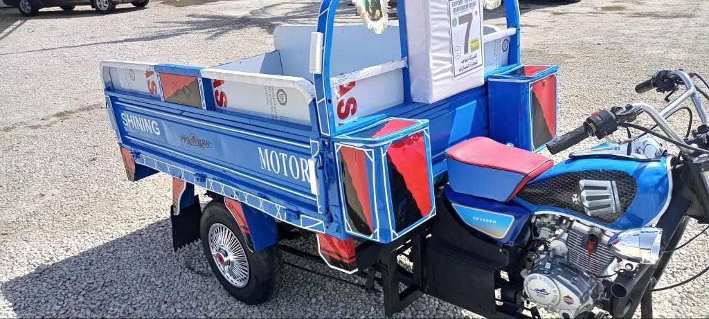 السلام عليكم ورحمة الله وبركاته ملاحضه الصور قديمه قديمه دراجه خير من الله مال شغل موديل 2018محرك جديد صارله شهر من شاده مكلف ب النشر الولد عارضهة ب 1400 وبيها للشراي مال شغل اوراق اصولي مدفوع گمرك ***********
