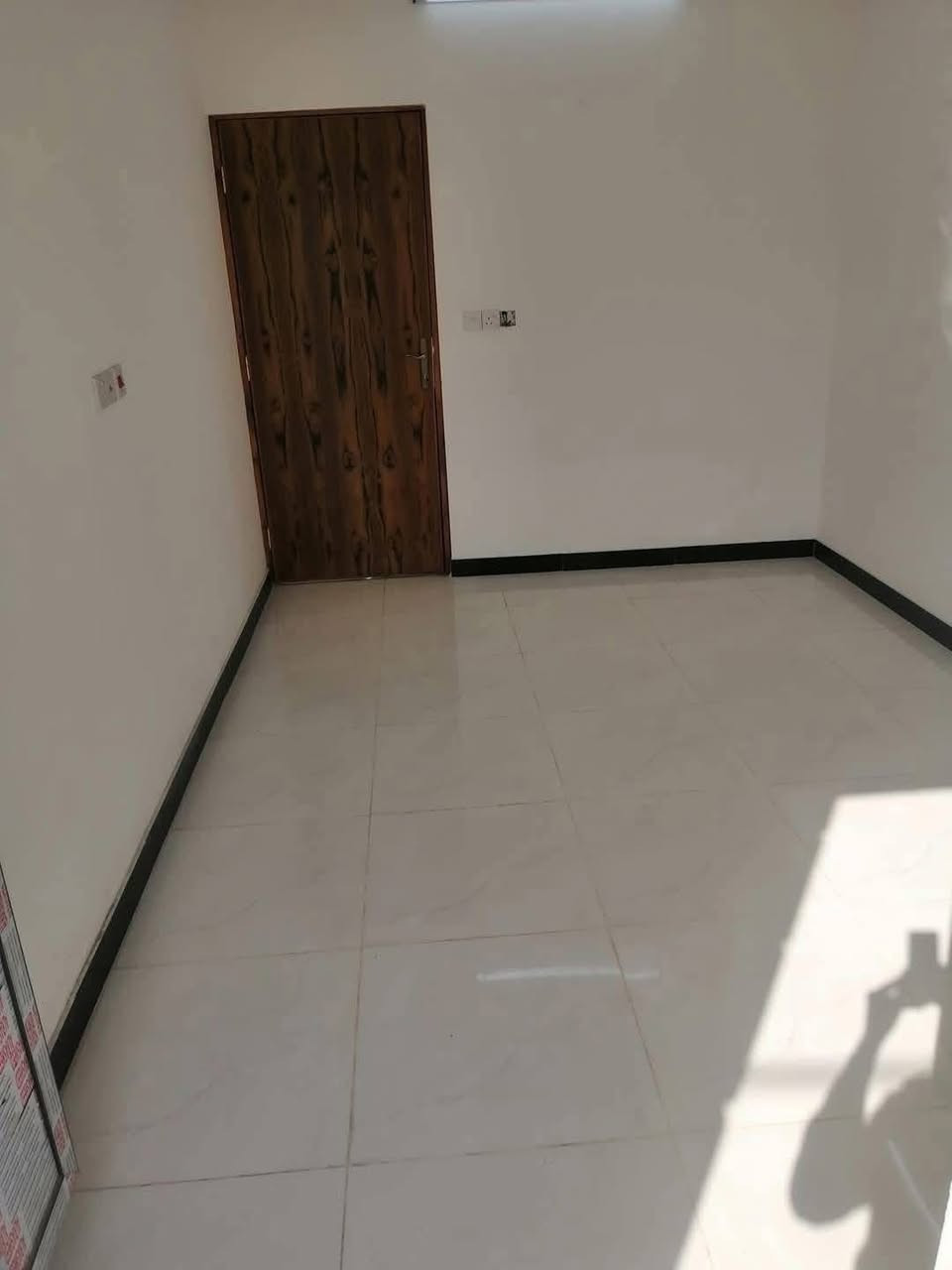 سلام عليكم مشتمل للبيع مساحة 50 متر  بناء حديث درجه أولى طابو صرف يحتوي طرمه وصاله ومطبخ وغرفة نوم جوه ومنور وخدمات والطابق الثاني يحتوي عل غرفتين نوم وخدمات وبيتونه وسطحين شارع عريض ١٥ متر شبابيك الألمنيوم الدار  خلف الشارع العام العنوان بغداد منطقة القاهرة خلف تانكي الماء  السعر ٢٣٥ مليون 
للاستفسار( حسين محمد للعقار)  رقم ***********
