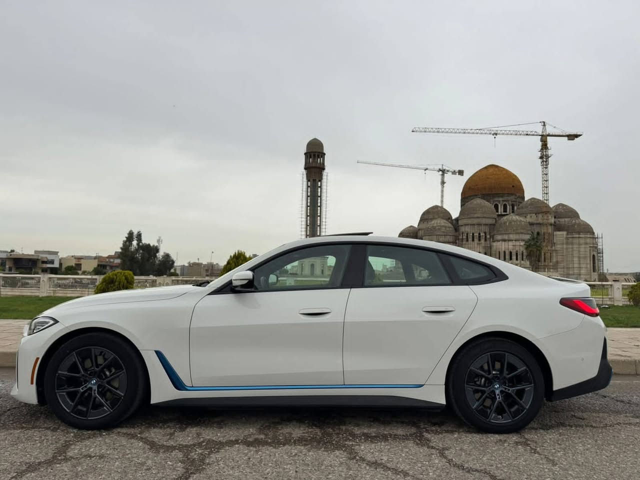 بيع مستعجل … تم تنزيل السعر (بيع فقط بدون مراوس)
BMW i4 Edrive40 2023
كهرباء بالكامل
.
المواصفات :
  
 بطارية 84 كيلو واط  (الشحنة تمشي 400-500 كيلومتر)
بانوراما
لايتات امامية متحركة عدسة Adaptive laser led 
حساسات امامية وخلفية 
رادات جانبية وامامية
كاميرا  خلفية 
انارة محيطية ambient lights ￼
توقف ذاتي 
تنبيه اصدام للمركبات وللاشخاص
محدد ومثبت سرعة + تنبيه الخروج من المسار
نظام الترفيه idrive 8 احدث نظام 
ممكن عرض خريطة ويز على الشاشة الاماميه (امام السائق)
المسافة المقطوعة 32,000 ميل 
مقاعد كهرباء + تسخين مقاعد + تسخين مقود قيادة
اوامر صوتيه في النظام الترفيهي 
السرعة من 0-100 خلال 5 ثواني 
حادث السيارة : الجاملغ الخلفي فقط
بدون ايرباك (ايرباكات سليمة )
 

رقم الهاتف … متوفر واتساب
 ***********
