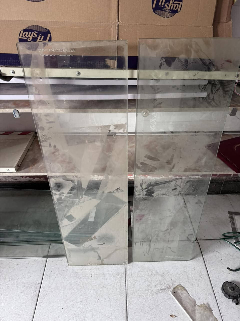 عندي رفوف للبيع جام وخشب باسعر الي يعجبك  مال محل كامل الي يريد يتفضل خاص المكان بغداد 
***********
