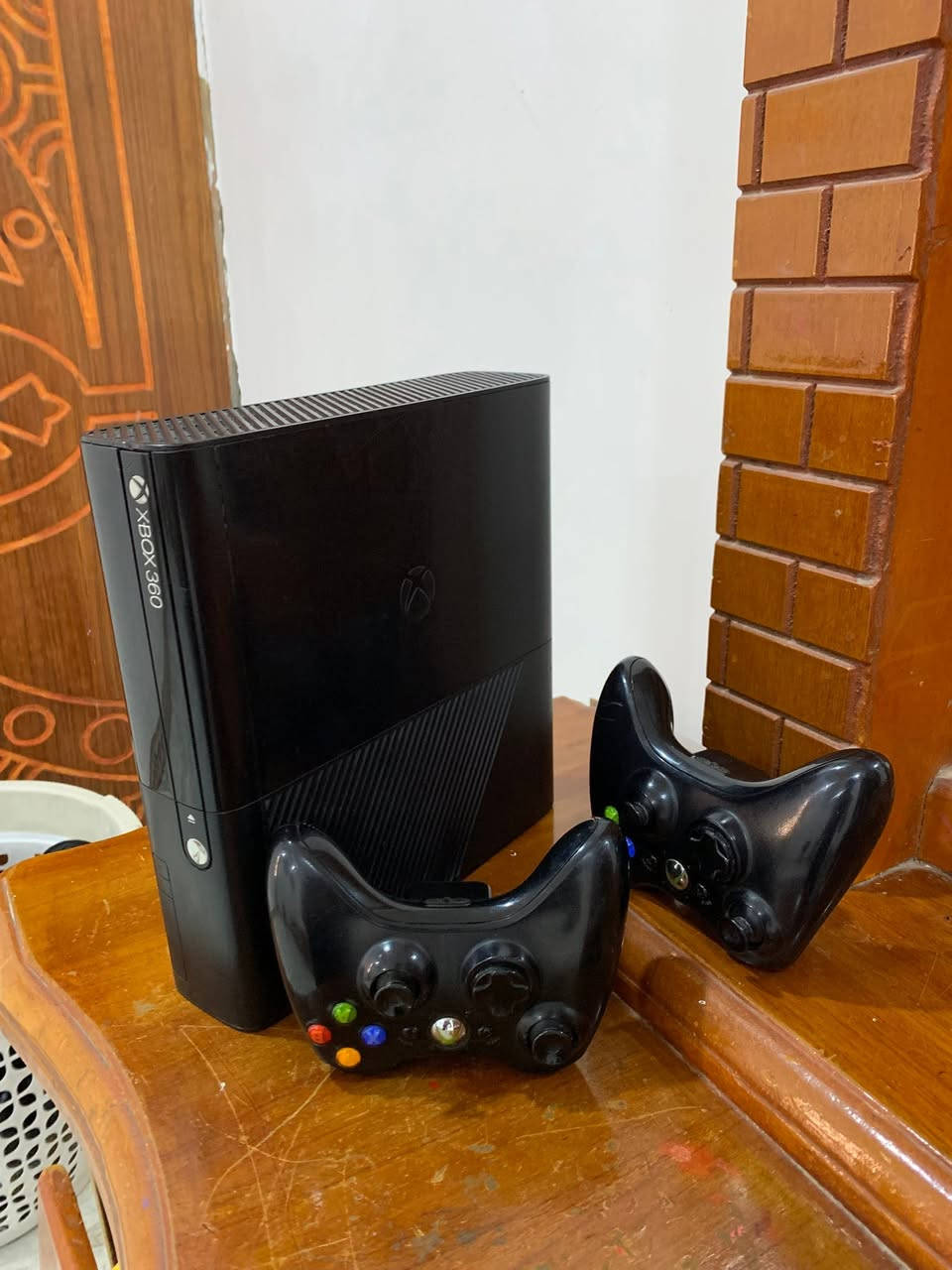 جهاز للبيع XBOX 350 E مال باله لوك استيكر استخدام 18 يوم وبيه 70 لعبه من ضمنهن 
GTA 5 GTA 4 Forza horizon 2 ￼
و هوايه العاب بعد ملحقاته محوله اصليه كيبل HDMI جويستك عدد 2 مع بطاريات و كيبل شحن و سعره مناسب ***********
