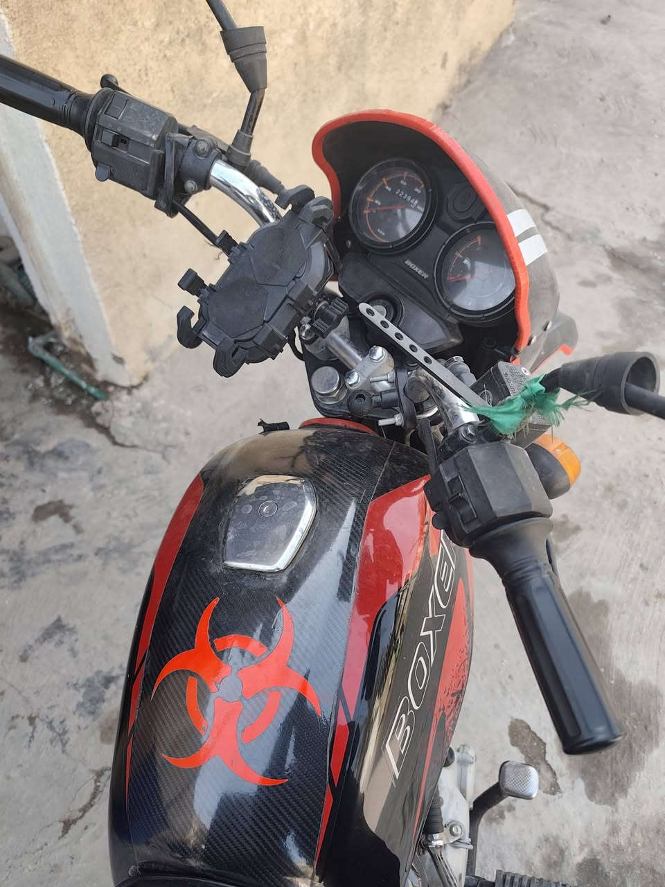 مرقم رقم انكليزي بأسمي الدراجة تحتاج تجفيت مديل ٢٣ تجفيتها ب ١٦٠ الف من الشركة نفسها 
سعرها قفل واحد و ٧٠٠ 
***********
