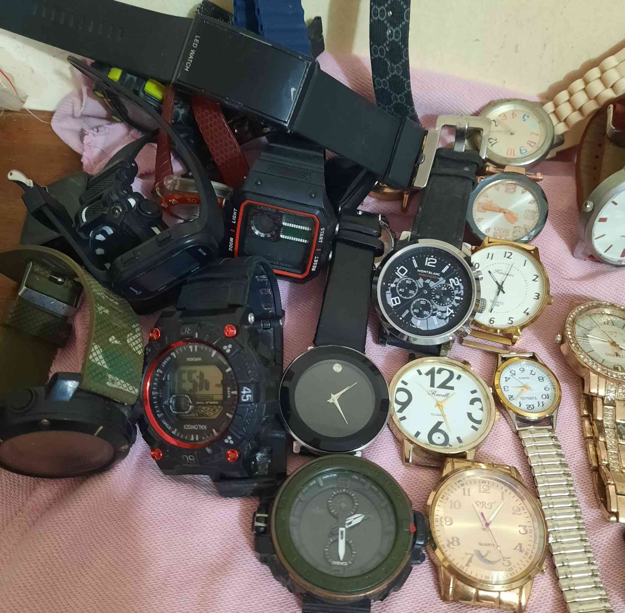 ساعات مستخدمه نقص سير أو باتري  العدد (٣٢) قطعه السعر( ٣٥) الف العنوان بغداد المعامل منطقة الباويه مقابل حسينية الرسول الأعظم للتواصل *********** (لايوجدتوصيل )
